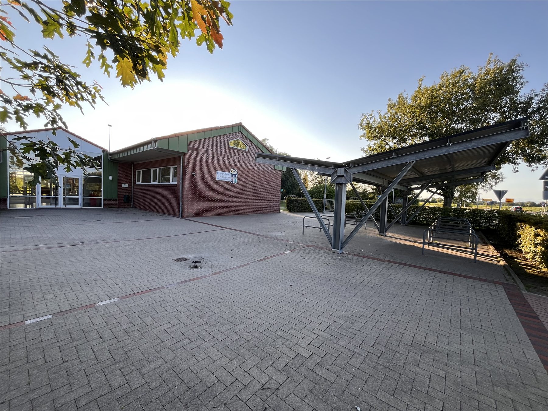 Eingangsbereich der Grundschule Blomberg-Neuschoo mit überdachtem Fahrradstellplatz