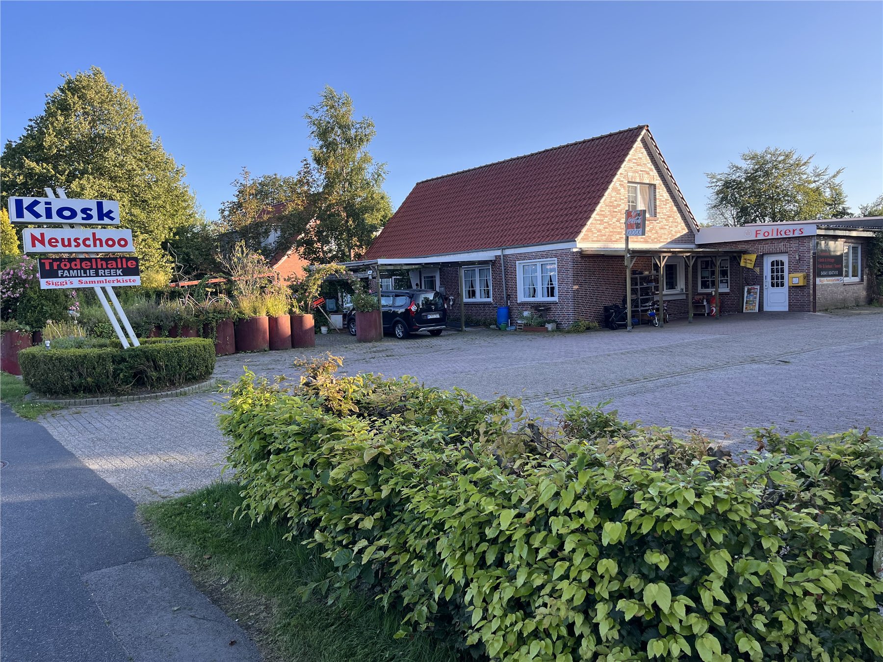 Kiosk Neuschoo an der Hauptstraße mit gut sichtbarem Kioskschild